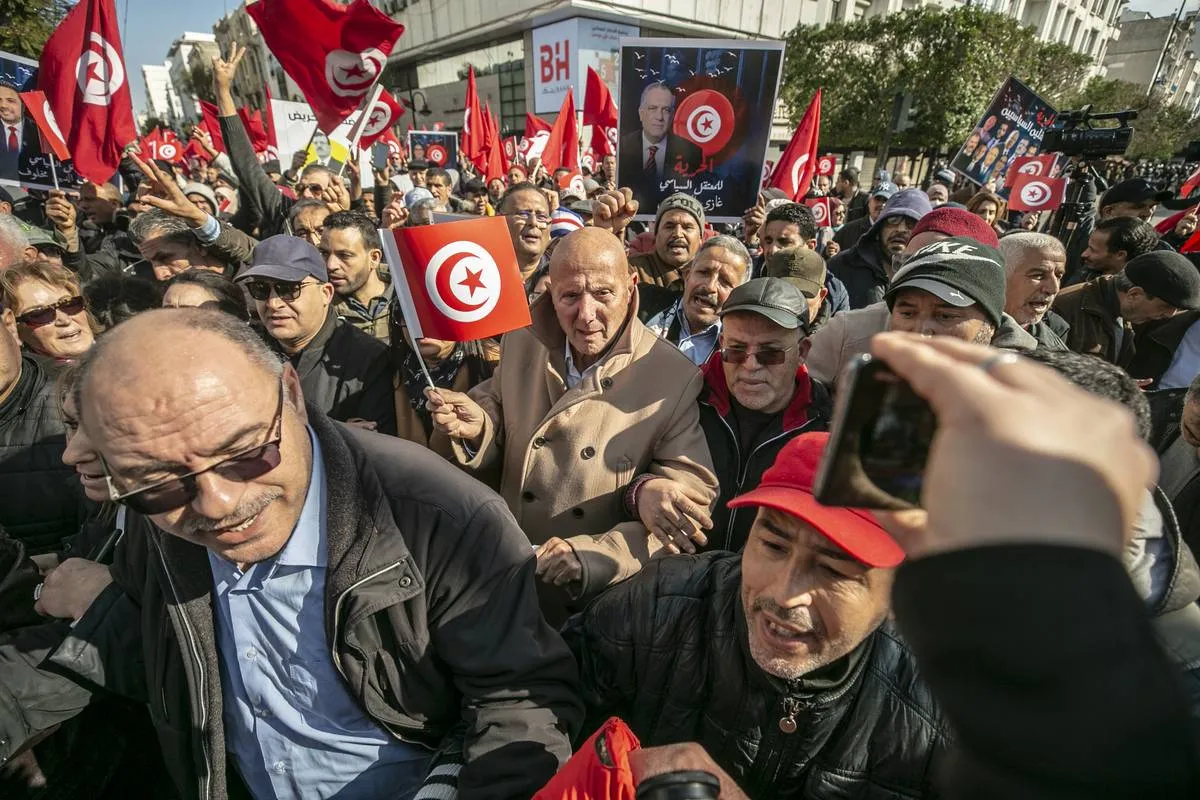 Protesto contra o presidente tunisiano Kais Saied exige a soltura de ativistas, jornalistas, juristas e opositores políticos, na capital Túnis, em 5 de março de 2023 [Agência Anadolu]
