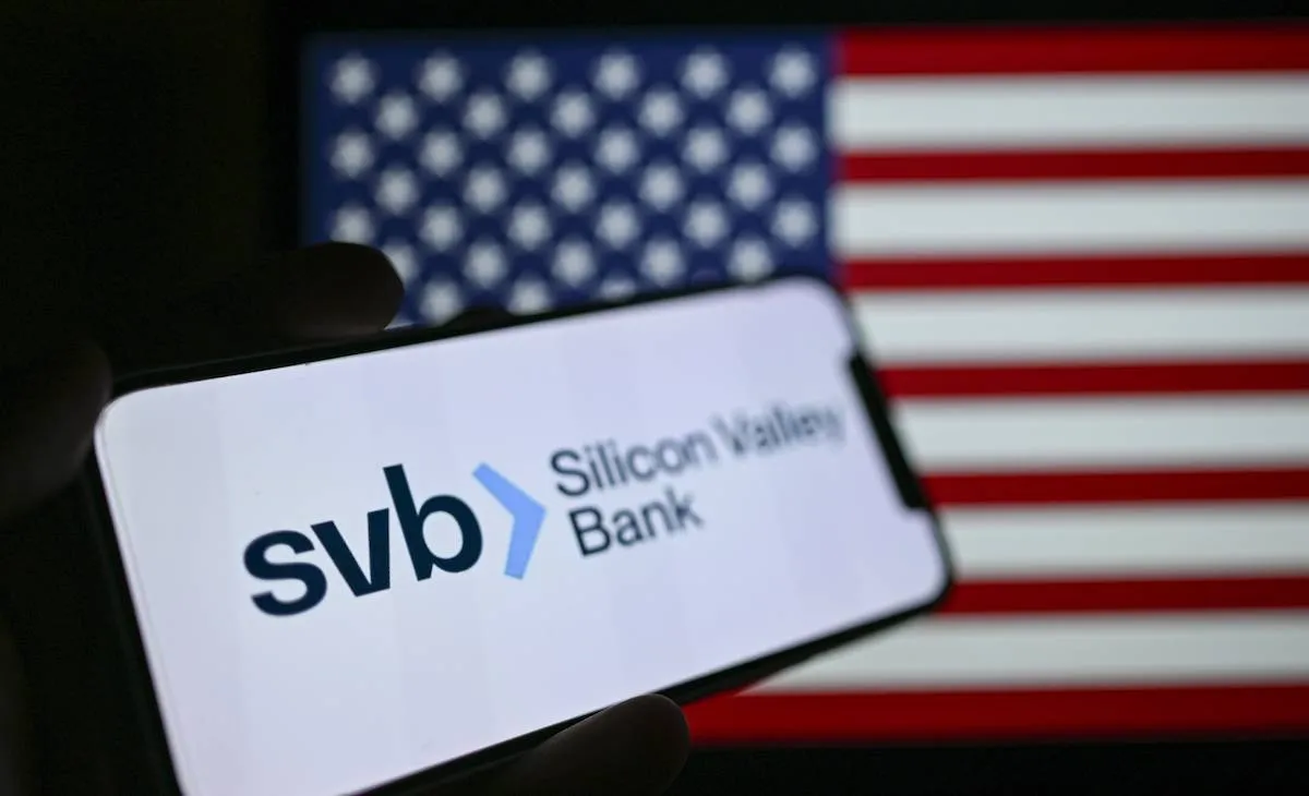 Logo do SVB (Silicon Valley Bank) na tela de um telefone celular, em Washington DC, Estados Unidos, 11 de março de 2023. [Celal Günes/Agência Anadolu]