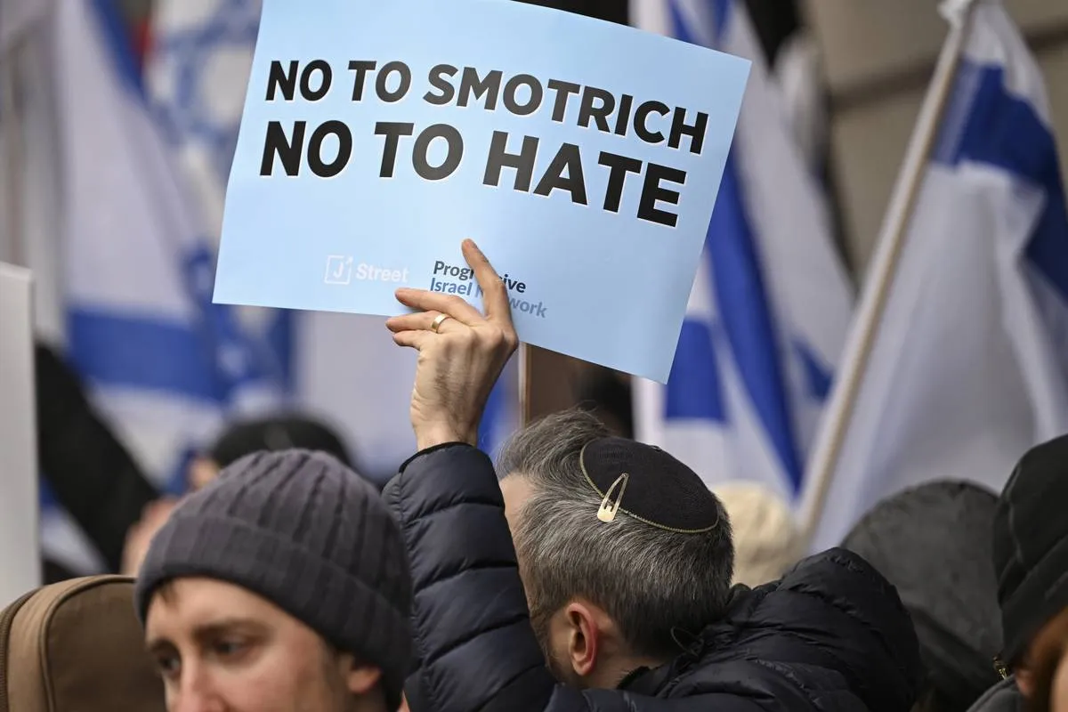 Manifestantes  com cartazes e bandeiras  se reúnem para protestar contra o ministro das Finanças de Israel, Bezalel Smotrich, do lado de fora do Grand Hyatt Hotel em Washington D.C., Estados Unidos. [Celal Güneş/ Agência Anadolu]
