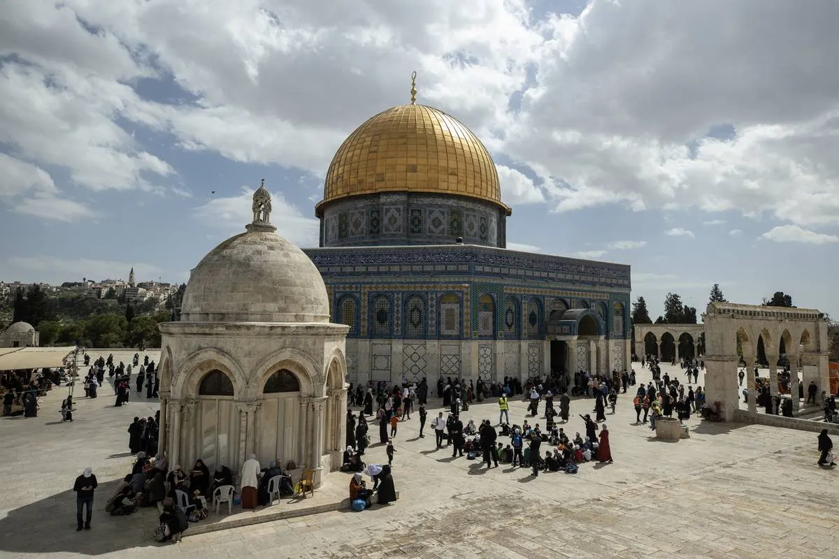 Palestinos limpam o complexo de Al-Aqsa para o Ramadã, em Jerusalém ocupada [Mostafa Alkharouf/Agência Anadolu]
