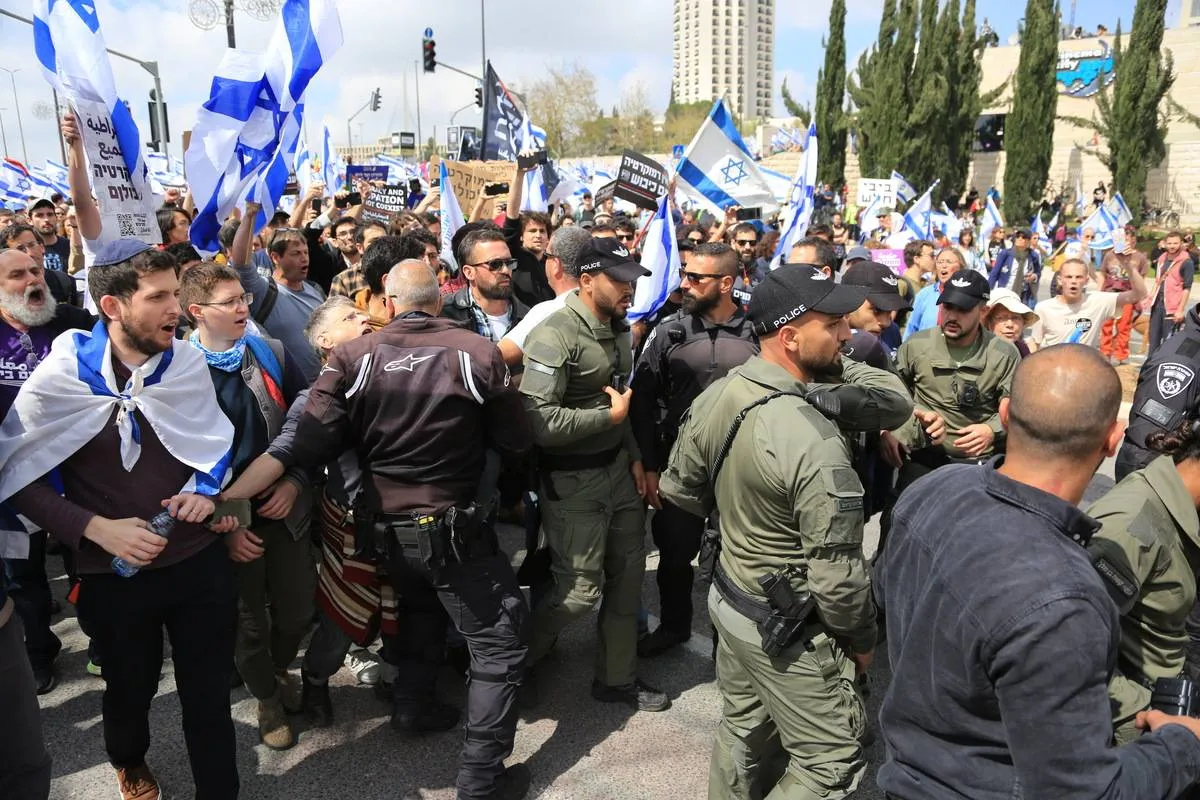 Polícia israelense busca conter protesto contra o plano de reforma judicial do premiê Benjamin Netanyahu, em Tel Aviv, 27 de março de 2023 [Saeed Qaq/Agência Anadolu]
