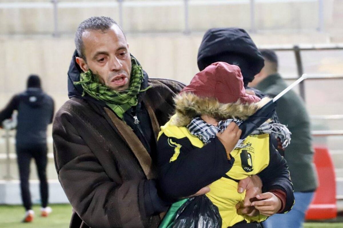 Na final da Copa Yasser Arafat no estádio Al Ram, na Palestina,  exército israelense invade o campo de e atira gás lacrimogêneo fazendo com que os jogadores e o público sufocassem [Club Deportivo Palestino/Twitter]
