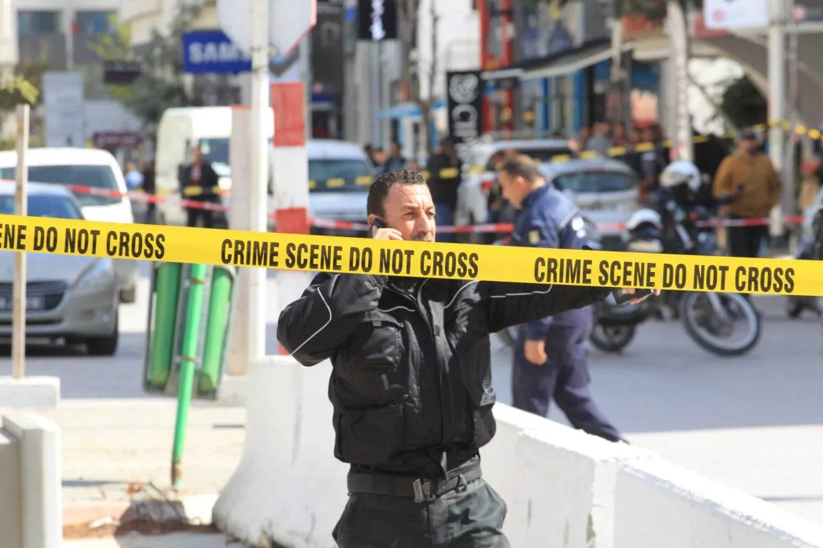 Polícia isola local de uma explosão perto da embaixada dos Estados Unidos em Túnis, Tunísia [Jdidi Wassim/SOPA/LightRocket via Getty Images]