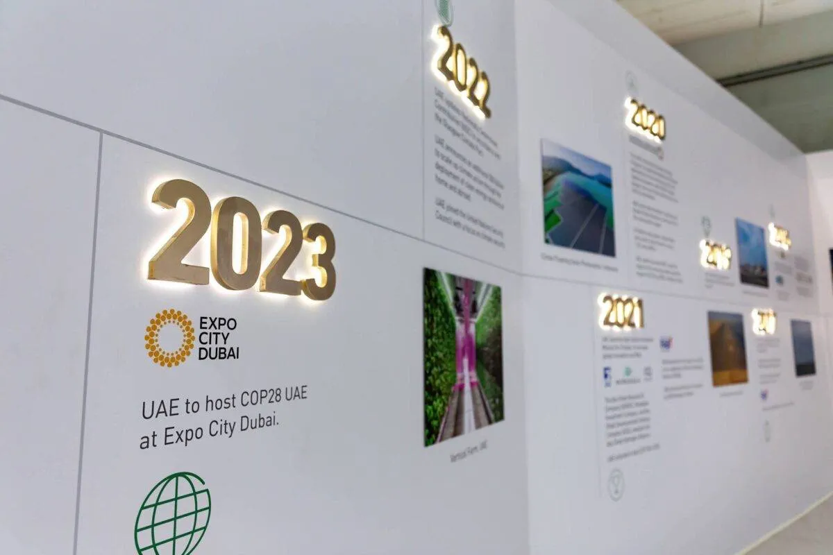 Pavilhão dos Emirados Árabes Unidos anuncia a conferência de 2023 em Dubai no último dia da Conferência de Mudanças Climáticas COP27 da ONU, realizada pela UNFCCC no Sharm El-Sheikh International Convention Center [Dominika Zarzycka/SOPA Images/LightRocket via Getty Images]