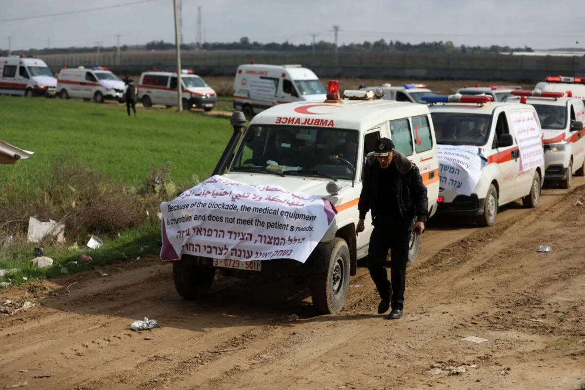 Comboio de ambulâncias palestinas se move ao longo da fronteira entre Israel e Gaza, a leste da Cidade de Gaza, em meio a protestos contra o bloqueio da ocupação sobre a entrada de itens médicos ao território sitiado [Majdi Fathi/NurPhoto via Getty Images]
