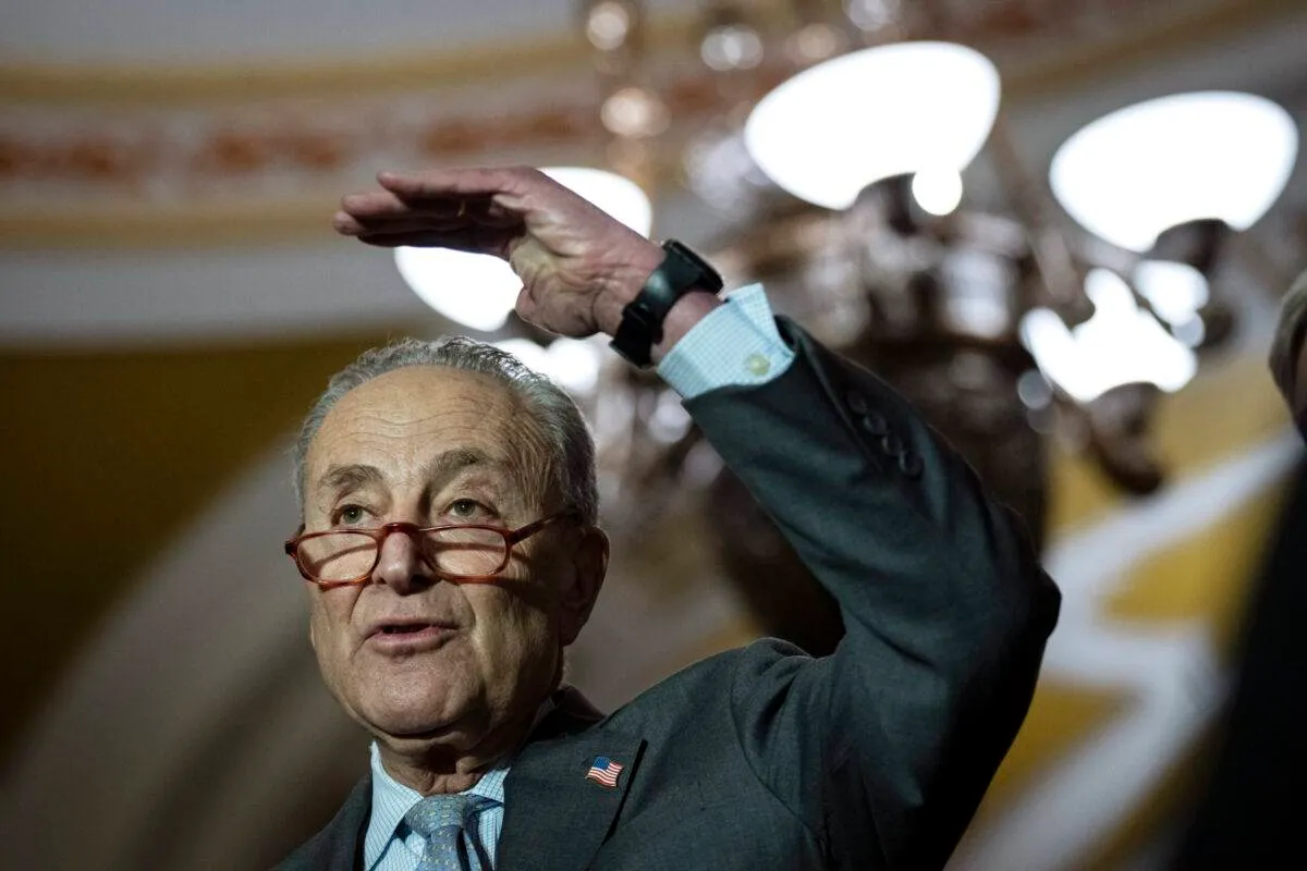 O líder da maioria no Senado, Chuck Schumer (D-NY), fala durante uma entrevista coletiva após um almoço a portas fechadas com os democratas do Senado no Capitólio dos EUA em 7 de março de 2023 em Washington, DC. [Drew Angerer/Getty Images]
