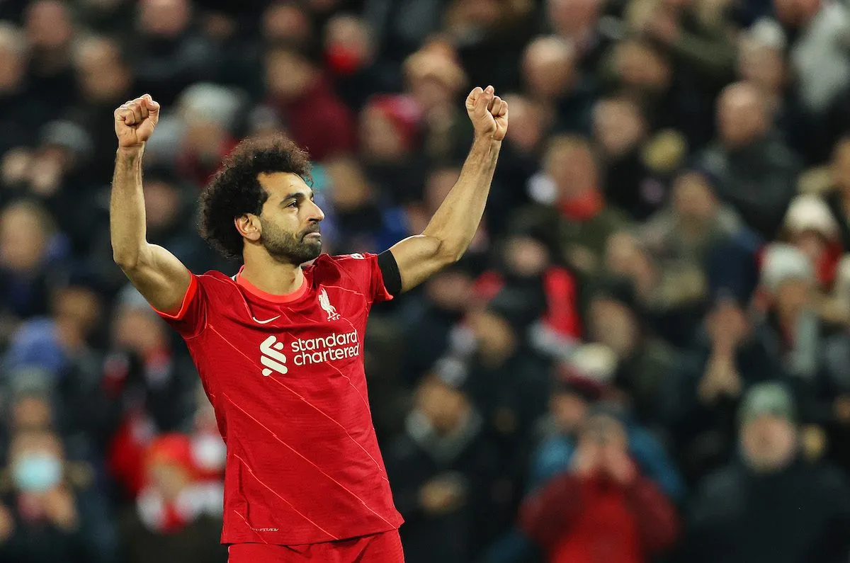 Mohamed Salah, atleta do Liverpool, celebra gol da Premier League contra o Aston Villa, em Anfield, Inglaterra, 11 de dezembro de 2021 [Clive Brunskill/Getty Images]
