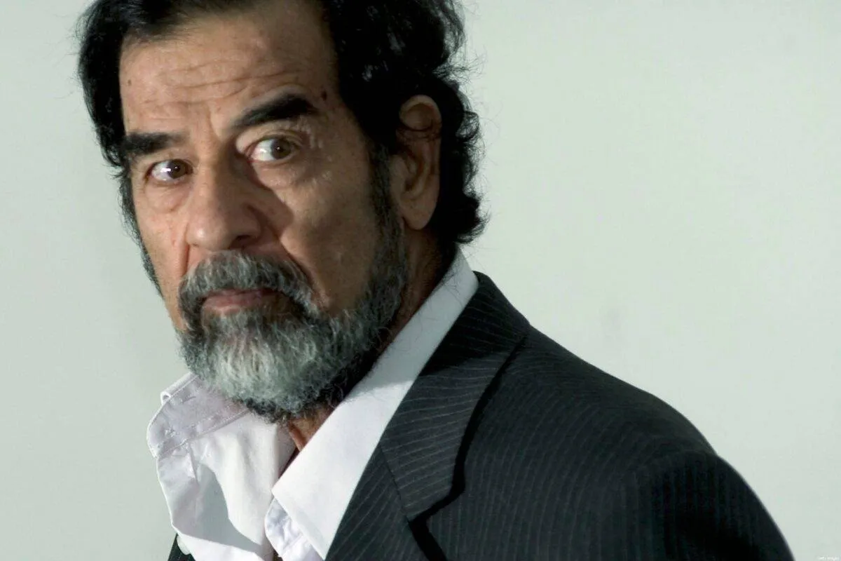 Ex-ditador iraquiano Saddam Hussein é interrogado pelo juiz Raid Juhi, chefe de inquérito no Tribunal Especial do Iraque, em 23 de agosto de 2005 [Tribunal Especial do Iraque/Getty Images]