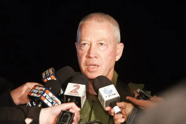 General israelense Yoav Gallant, chefe do Comando Sul, durante coletiva de imprensa perto da fronteira com Gaza, em 26 de março 2010 [Jack Guez/AFP/Getty Images]
