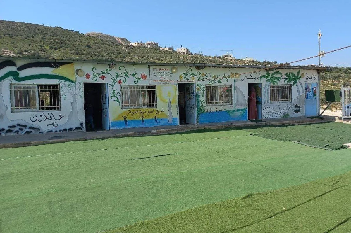 Escola de Jub Al-Dib, a leste de Belém, na Cisjordânia ocupada; a instituição atende 40 alunos do 1º ao 4º ano e foi demolida previamente em 2017 [@PalestineMoE/Twitter]
