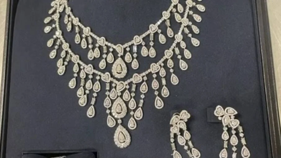 Colar de diamantes na caixa de veludo presenteada pela Arábia Saudita a Bolsonaro [Rede Social/Reprodução]