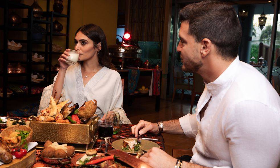 Restaurantes e hotéis de países árabes mudam seus horários e se preparam para receber muçulmanos no mês sagrado, onde o jejum é quebrado no pôr-do-sol. [Divulgação/The Nile Ritz-Carlton Cairo]

