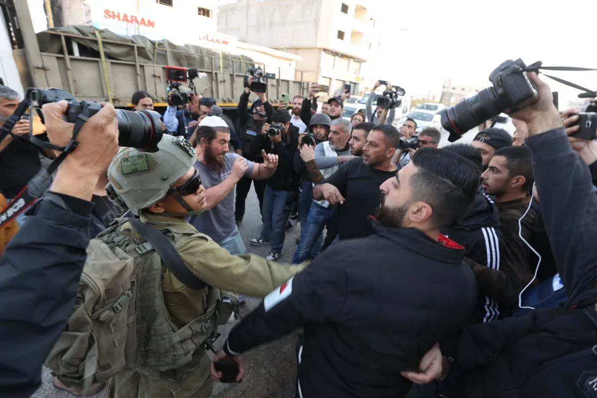 A tensão aumenta entre colonos judeus sob a proteção das forças israelenses e palestinos na cidade de Huwara, no norte da Cisjordânia Huwara em 27 de fevereiro de 2023 [Issam Rimawi]
