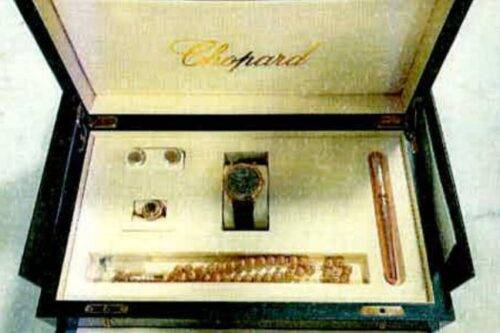 Caixa de joias masculinas presenteada a Jair Bolsonaro [Rede Social/Reprodução]