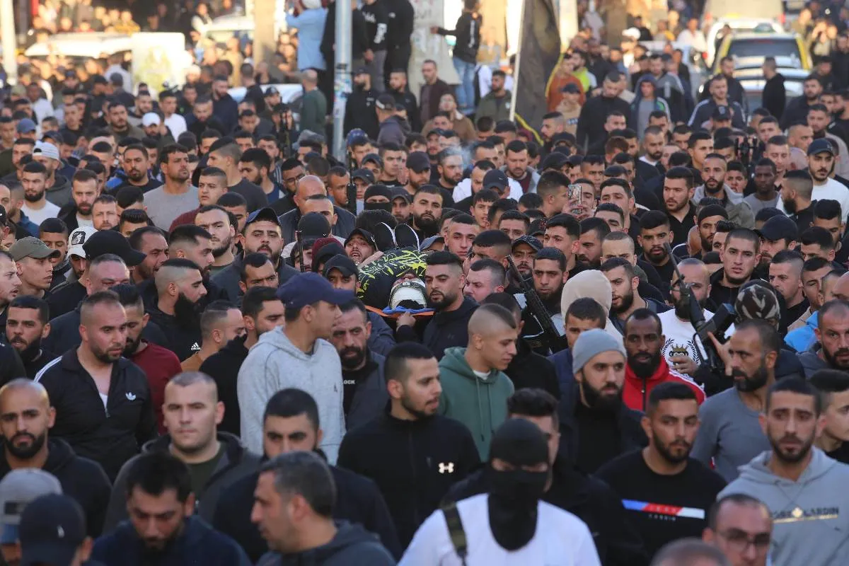 Centenas participam de funeral a palestinos mortos por tropas israelenses durante invasão a Jenin, na Cisjordânia ocupada, em 16 de março de 2023 [Nedal Eshtayah/Agência Anadolu]