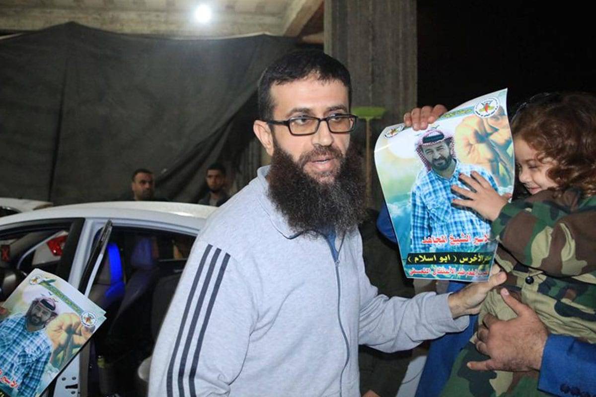 Palestino Khader Adnan, em greve de fome,  foi libertado após 11 meses nas prisões israelenses [Twitter]

