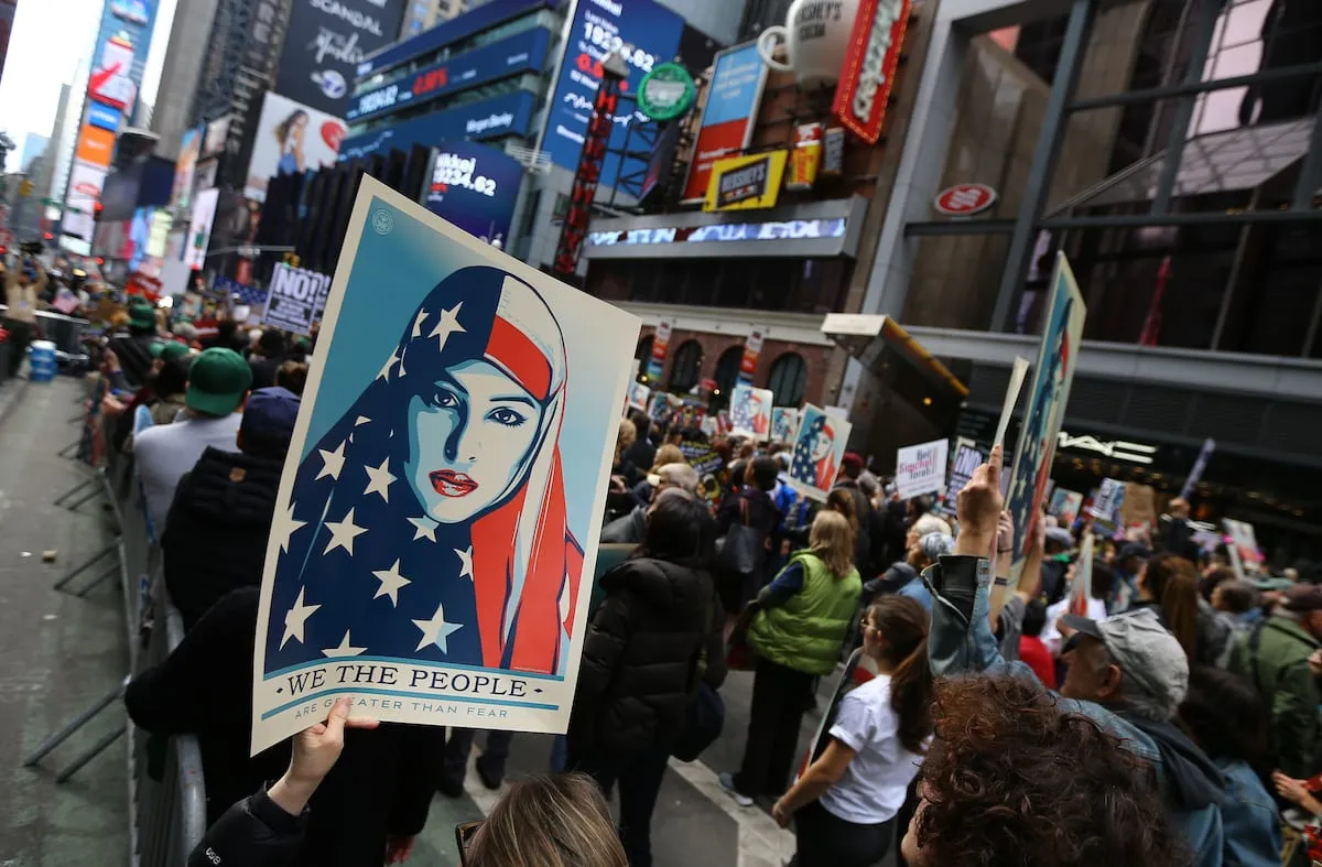 Manifestação chamada 'Eu também sou muçulmano' demonstra solidariedade aos muçulmanos americanos contra perseguições do então presidente Trump, na Times Square em 19 de fevereiro de 2017 na cidade de Nova York. ´[Volkan Furuncu/Agência Anadolu]
