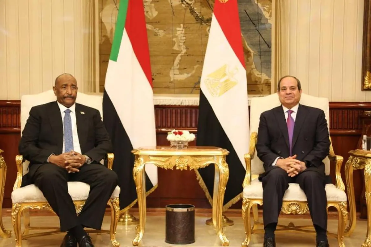 Abdul Fattah al-Burhan (esq.), presidente do Conselho de Soberania do Sudão, e o presidente egípcio Abdel Fattah Al-Sisi (dir.) posam para uma foto durante seu encontro no Palácio Al-Ittihadiya no Cairo, Egito. [Assessoria de Imprensa do Sudão/ Agência Anadolu] 
