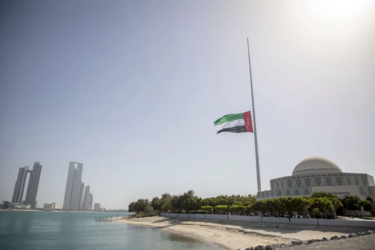 Bandeira dos Emirados Árabes Unidos hasteada a meio mastro em 14 de maio de 2022 [Mohamed Zarandah/Agência Anadolu]
