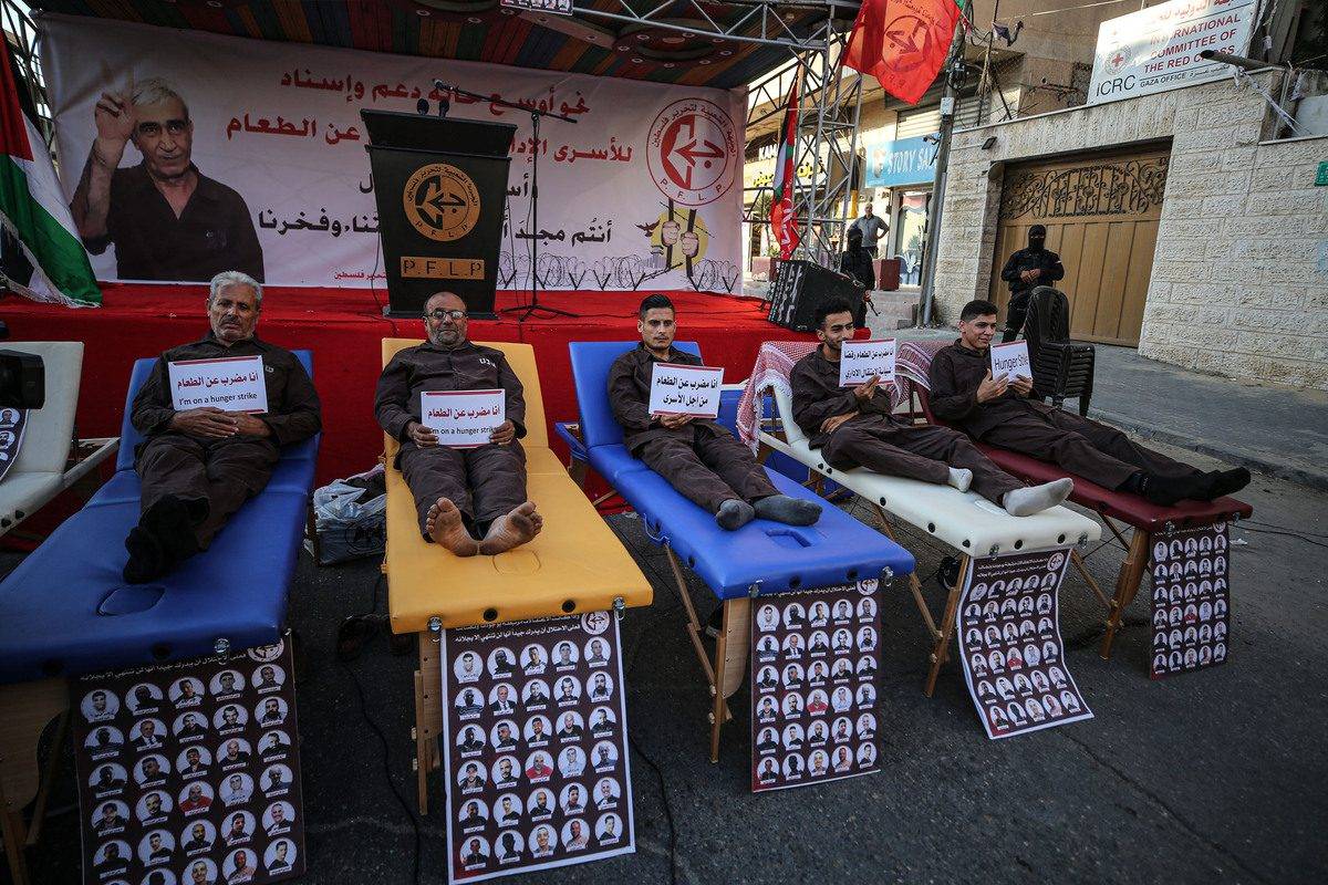 Protesto em solidariedade aos prisioneiros palestinos em greve de fome nas cadeias de Israel, na Cidade de Gaza, em 9 de outubro de 2022 [Mustafa Hassona/Agência Anadolu]
