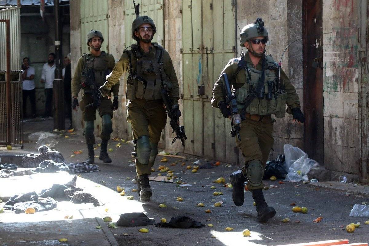 Forças israelenses em Hebron, na Cisjordânia ocupada, em 19 de novembro de 2022 [Mamoun Wazwaz/Agência Anadolu]
