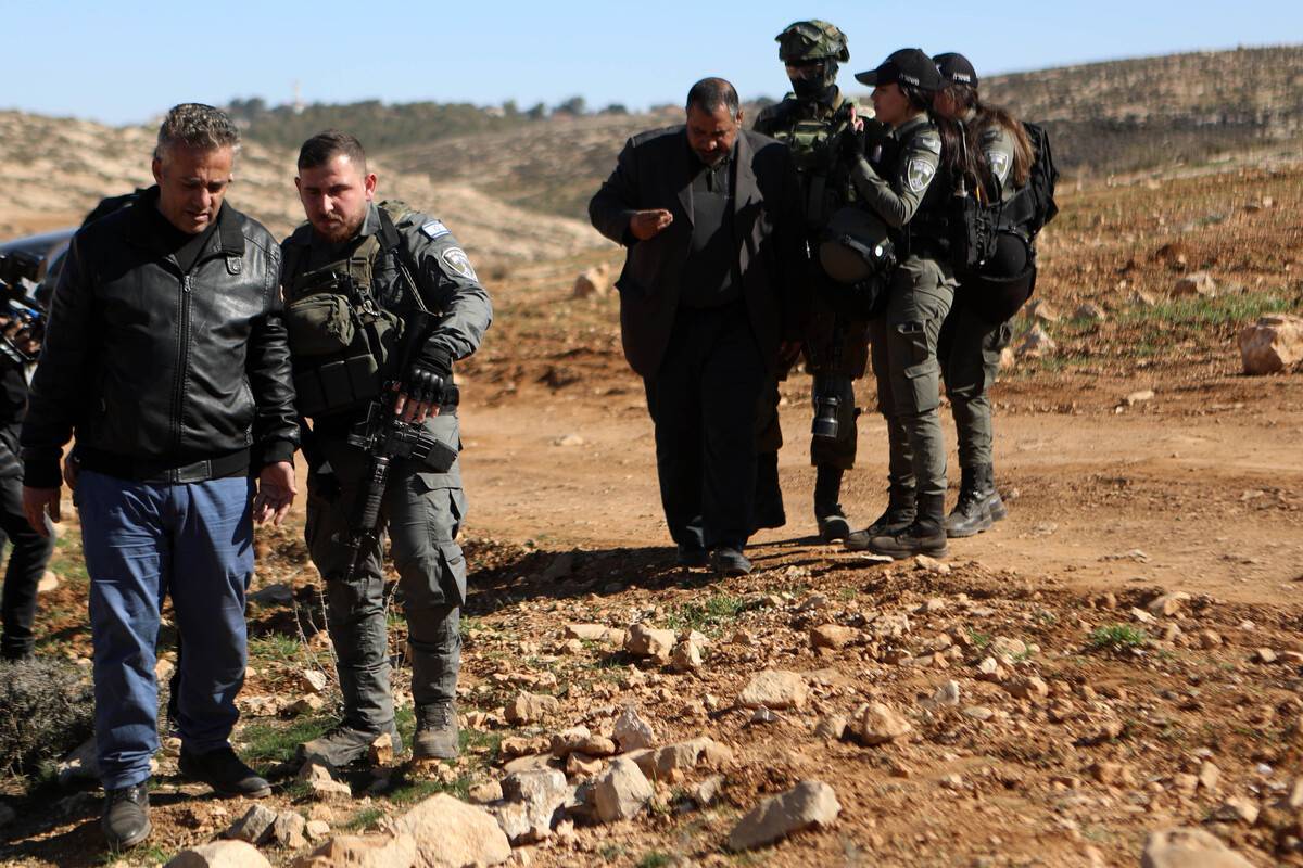 Forças israelenses reprimem palestinos que tentam replantar árvores em Hebron (Al-Khalil), na Cisjordânia ocupada, em 20 de janeiro de 2023 [Mamoun Wazwaz/Agência Anadolu]

