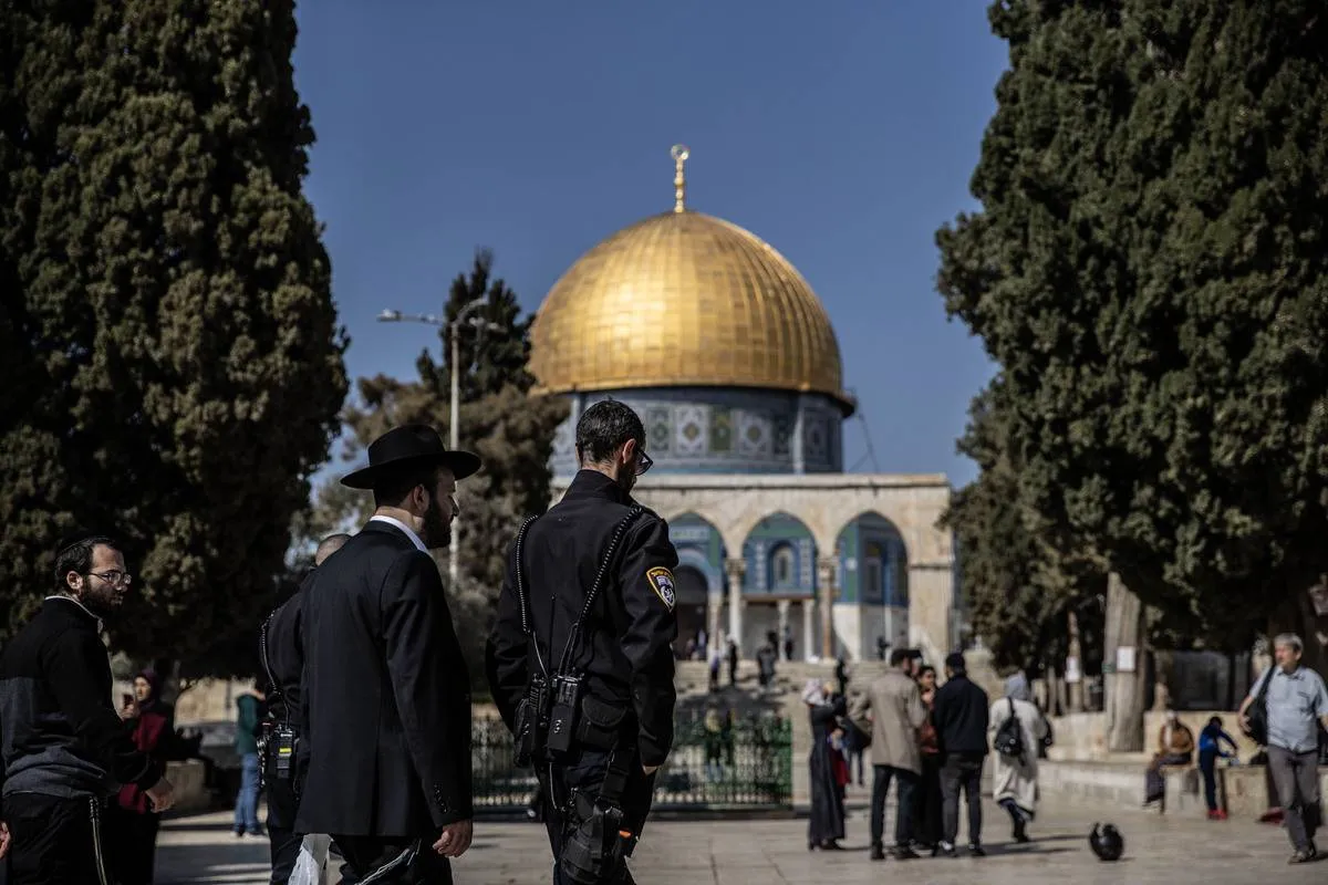 Dezenas de judeus fanáticos acompanhados pela polícia israelense na quarta-feira, 22 de fevereiro, invadem a Mesquita Al-Aqsa em Jerusalém Oriental. [Mostafa Alkharouf - Agência Anadolu] 
