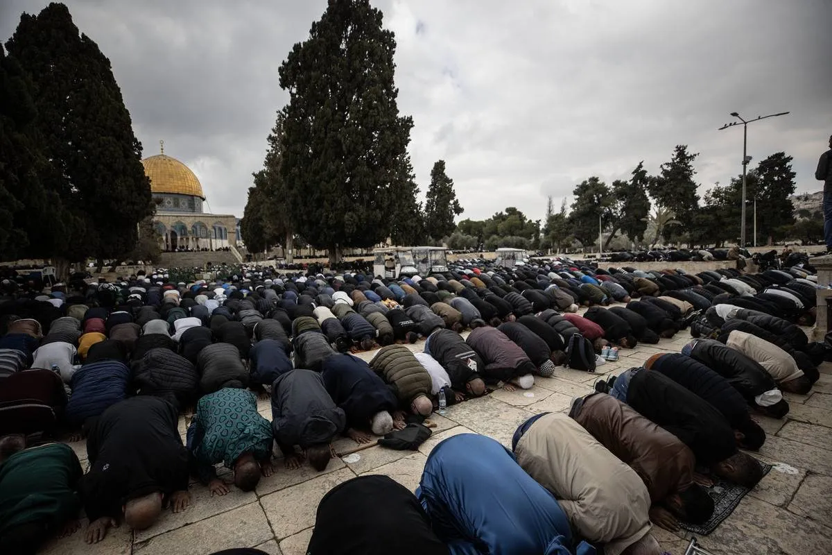 Centenas de muçulmanos chegam à Mesquita de Al-Aqsa sob a chuva para realizar a oração de sexta-feira em Jerusalém em 24 de fevereiro de 2023. [Mostafa Alkharouf - Agência Anadolu]
