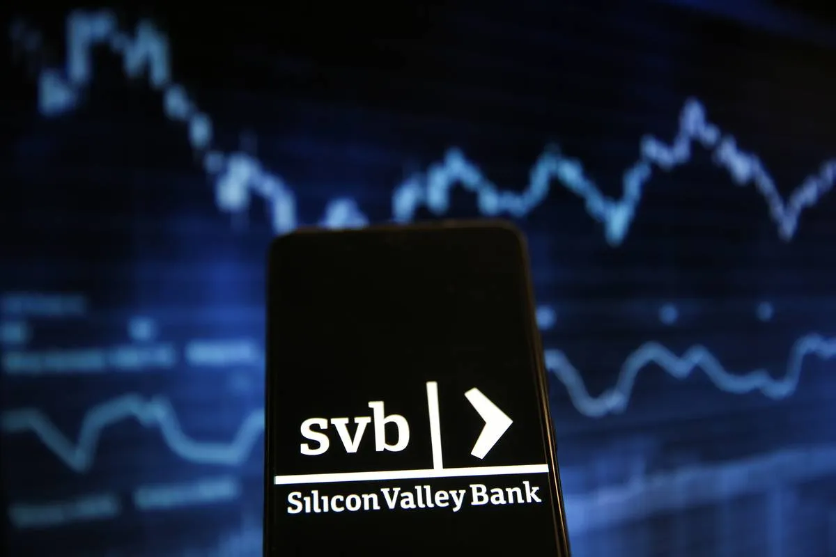 Logotipo do Silicon Valley Bank (SVB) é exibido na tela de um celular em Istambul, Turquia, em 13 de março de 2023 [Cem TekkeşinoğluQAgência Anadolu]
