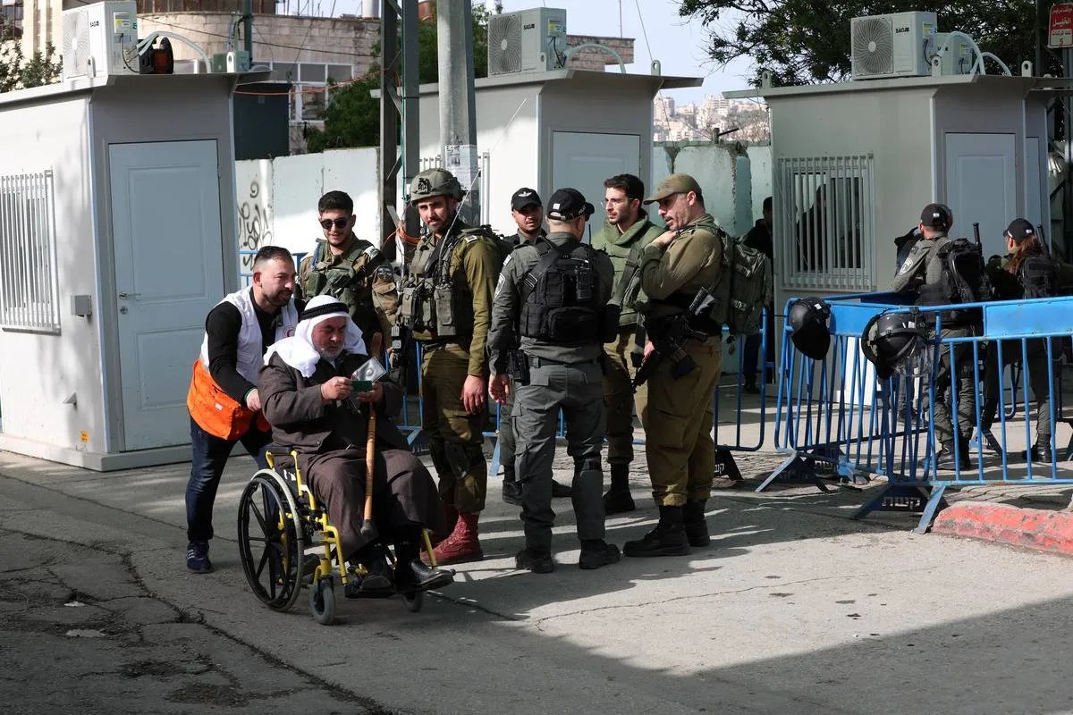 Forças da ocupação israelense restringem passagem de palestinos entre Belém e Jerusalém, para que realizem suas preces do mês sagrado do Ramadã na Mesquita de Al-Aqsa, em 24 de março de 2023 [Wisam Hashlamoun/Agência Anadolu]
