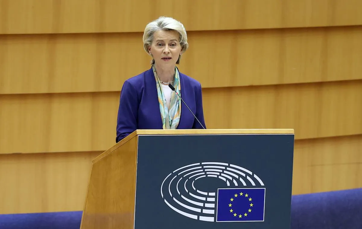 A presidente da Comissão Europeia, Ursula von der Leyen, faz um discurso enquanto participa de uma sessão plenária no Parlamento Europeu em Bruxelas, Bélgica, em 29 de março de 2023 [Dursun Aydemir - Agência Anadolu]

