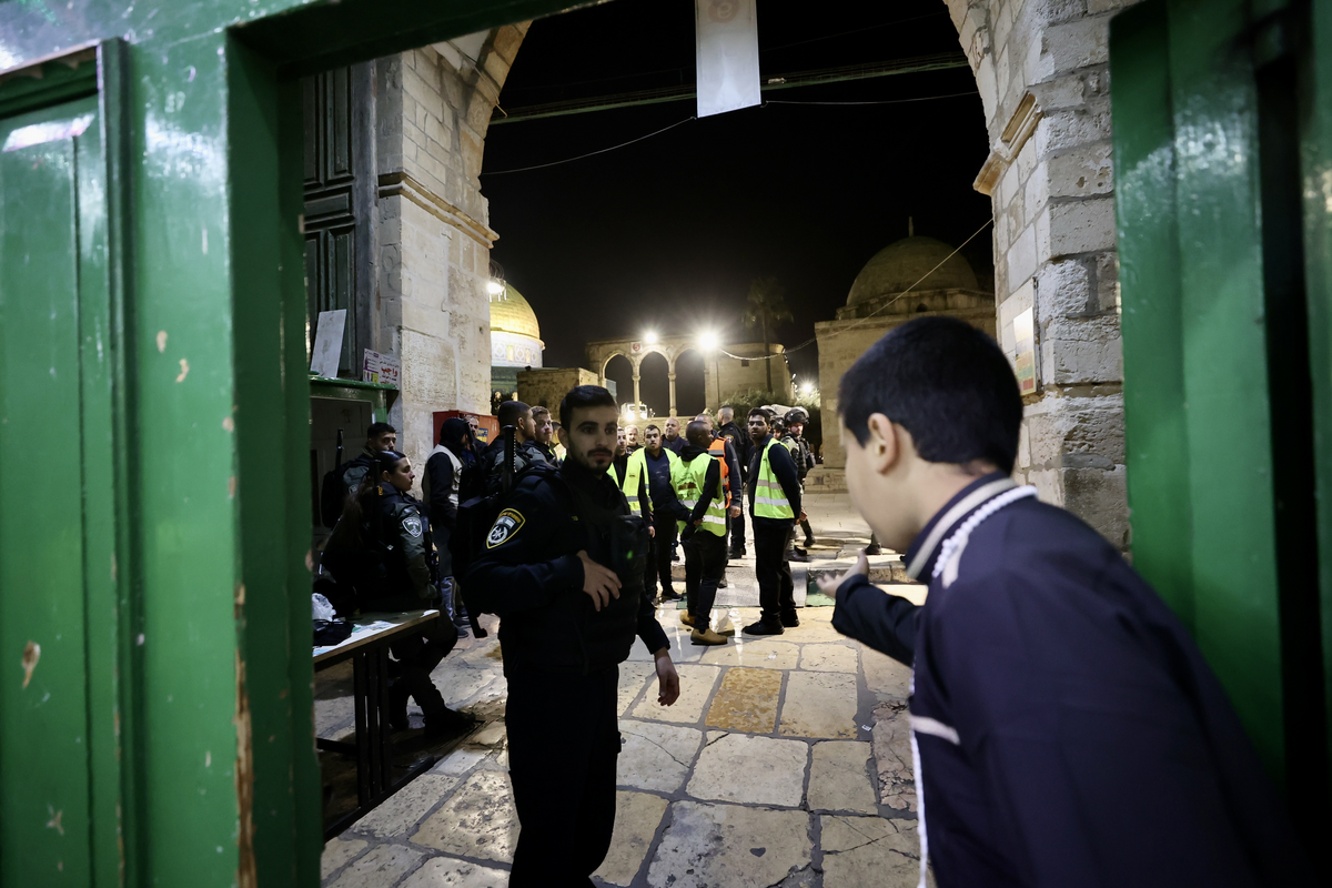 A polícia israelense força as pessoas a sair do Chain Gate enquanto invadem Masjid Al-Aqsa em Jerusalém em 05 de abril de 2023 [Mostafa Alkharouf / Agência Anadolu]
