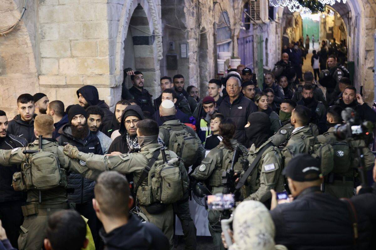 A polícia israelense força as pessoas a sair do Chain Gate enquanto invadem Masjid al-Aqsa em Jerusalém em abril 05, 2023 [Mostafa Alkharouf/Agência Anadolu]
