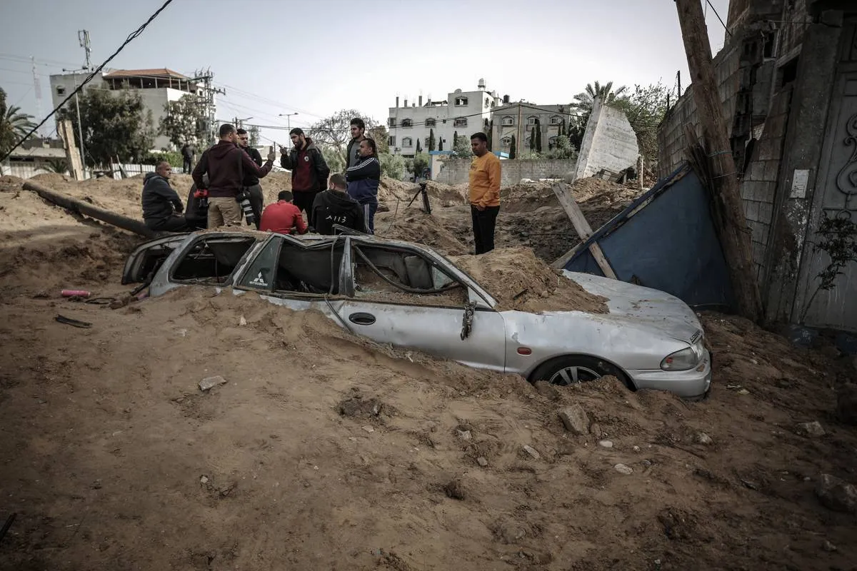 Palestinos inspecionam uma área atingida por ataques aéreos israelenses, em 07 de abril de 2023 na cidade de Gaza, Gaza [Ali Jadallah/Agência Anadolu]
