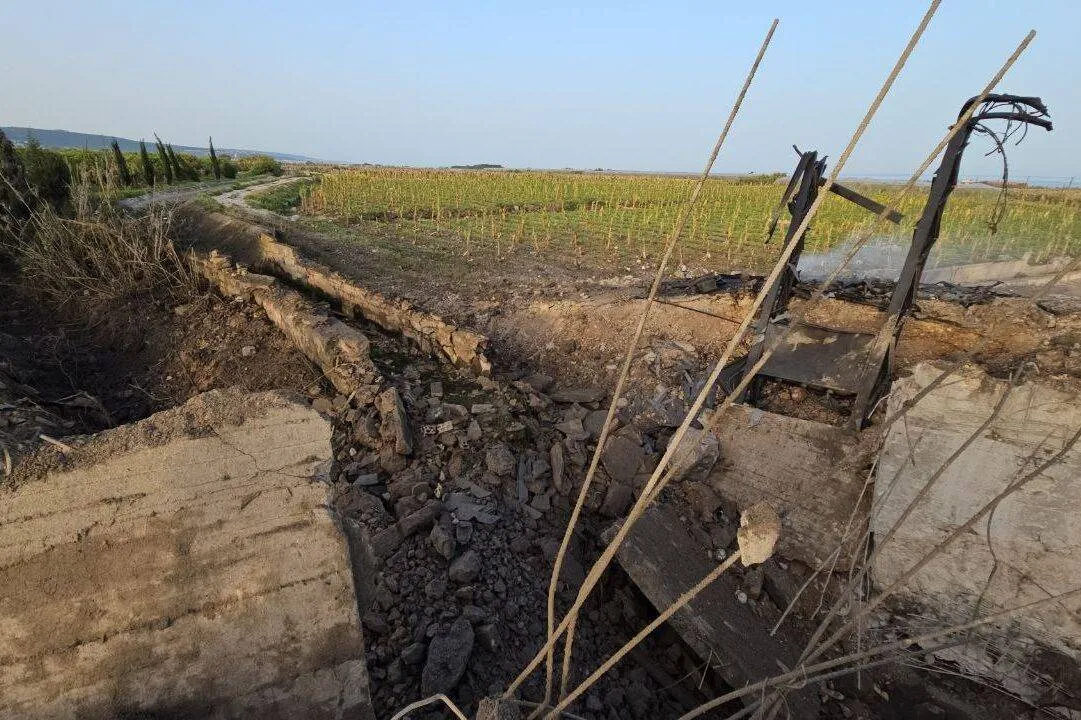 Uma visão dos danos em uma área atingida por um ataque aéreo israelense em Qlaileh, Líbano, em 07 de abril de 2023 [Ali Hankir/Agência Anadolu]
