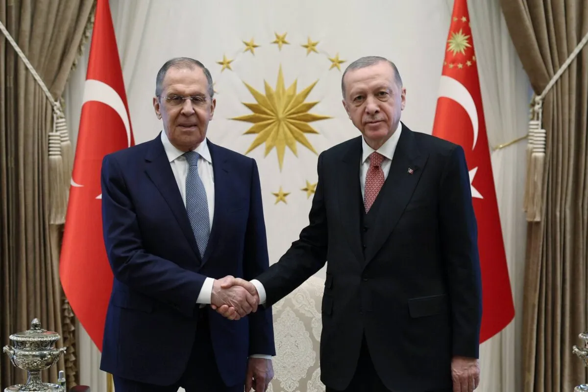 O presidente turco, Recep Tayyip Erdogan (à direita), encontra-se com o ministro das Relações Exteriores da Rússia, Sergey Lavrov (R) no Complexo Presidencial em Ankara, Turquia em 07 de abril de 2023 [Murat Kula/Agência Anadolu]
