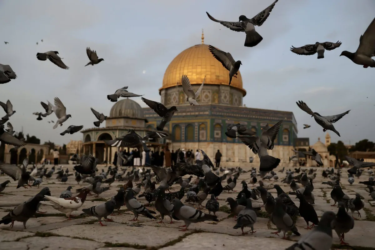 Colonos judeus fanáticos acompanhados pela polícia israelense invadem a Mesquita Al-Aqsa em Jerusalém Oriental, em 09 de abril de 2023 [Mostafa Alkharouf/Agência Anadolu] 
