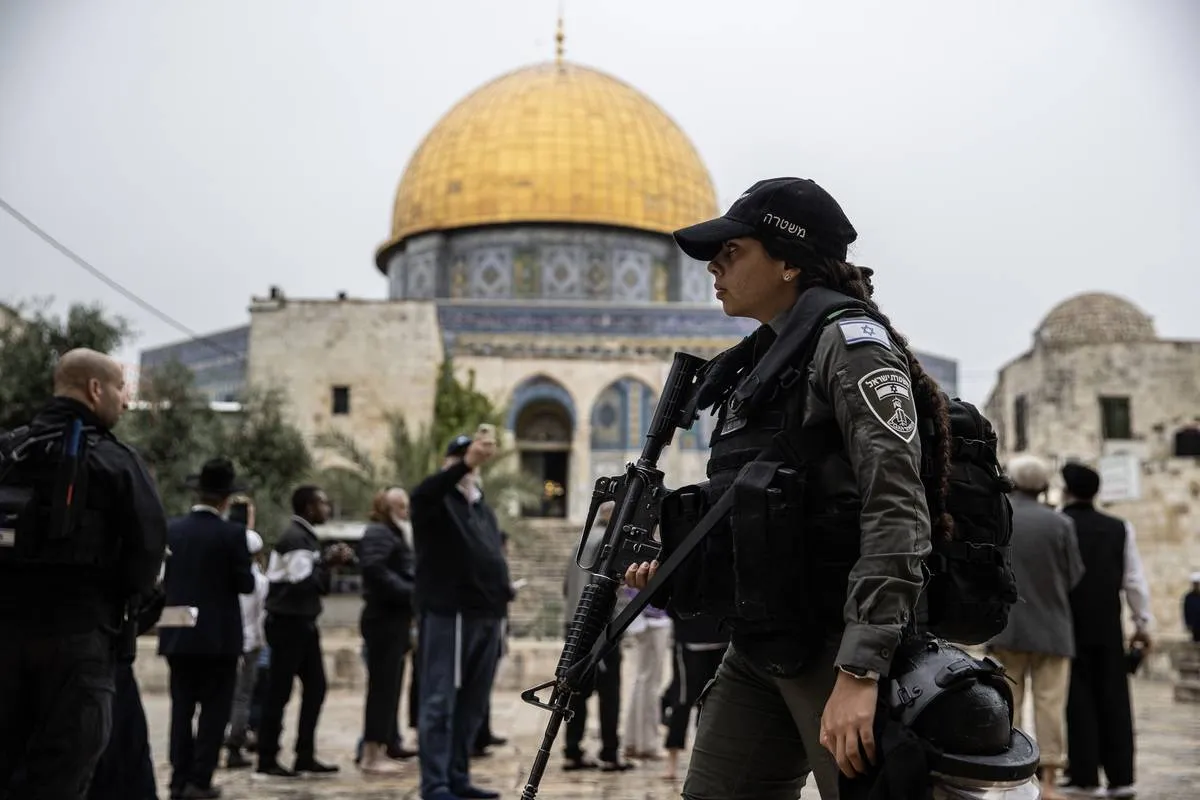 Polícia israelense escolta colonos de extrema-direita no complexo de Al-Aqsa, em Jerusalém, 11 de abril de 2023 [Mostafa Alkharouf/Agência Anadolu]
