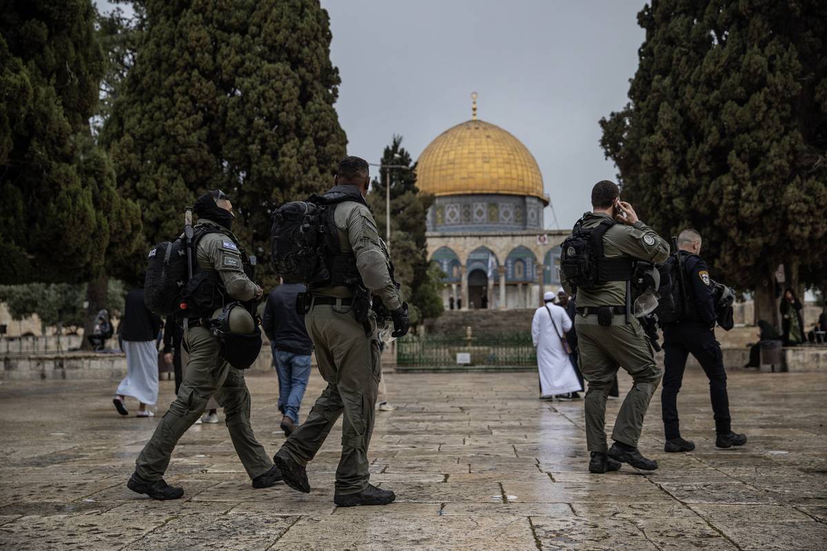 Polícia israelense escolta colonos extremistas no complexo de Al-Aqsa, em Jerusalém ocupada, em 11 de abril de 2023 [Mostafa Alkharouf/Agência Anadolu]
