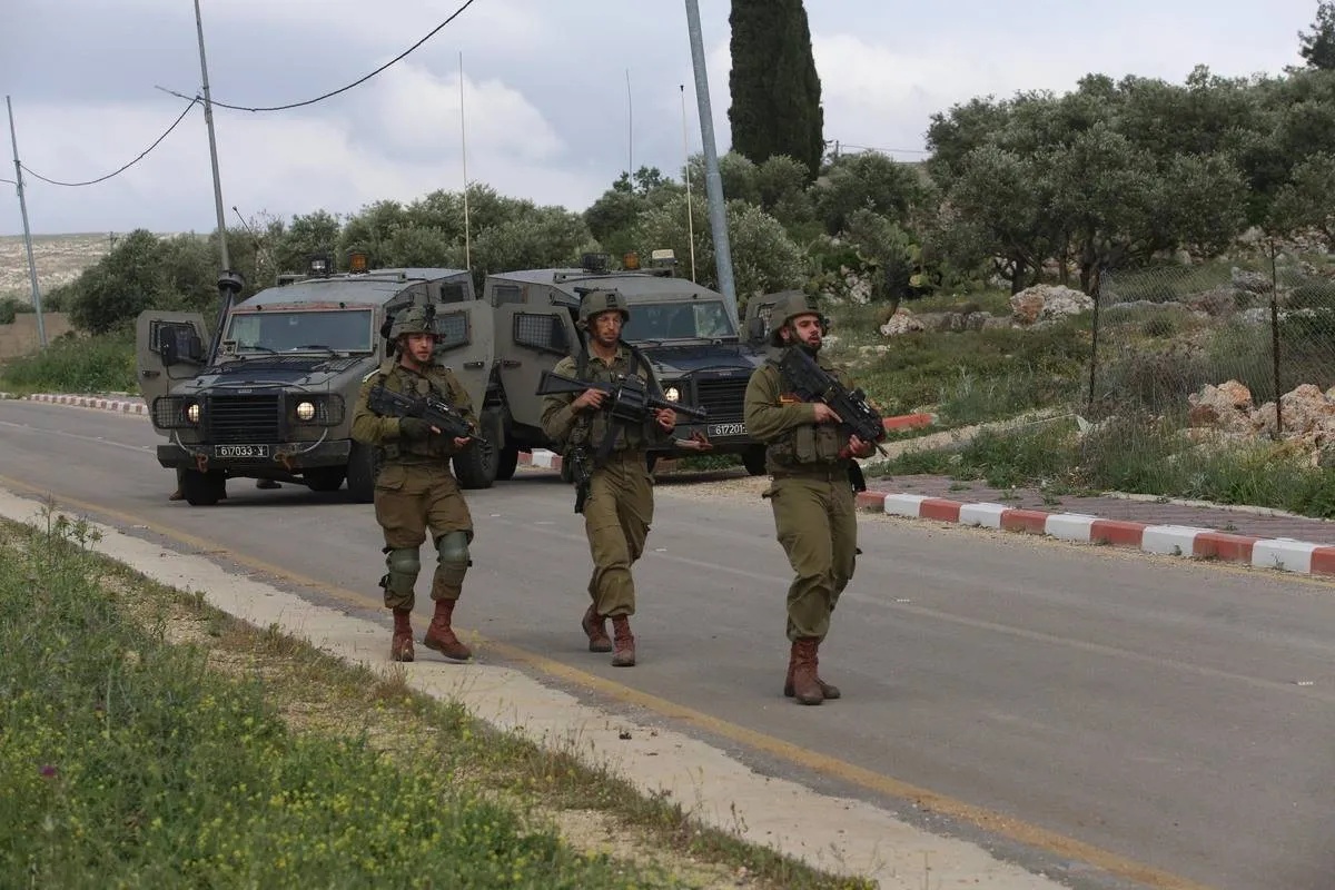 Soldados israelenses invadem Nablus, na Cisjordânia ocupada, em 11 de abril de 2023 [Nedal Eshtayah/Agência Anadolu]
