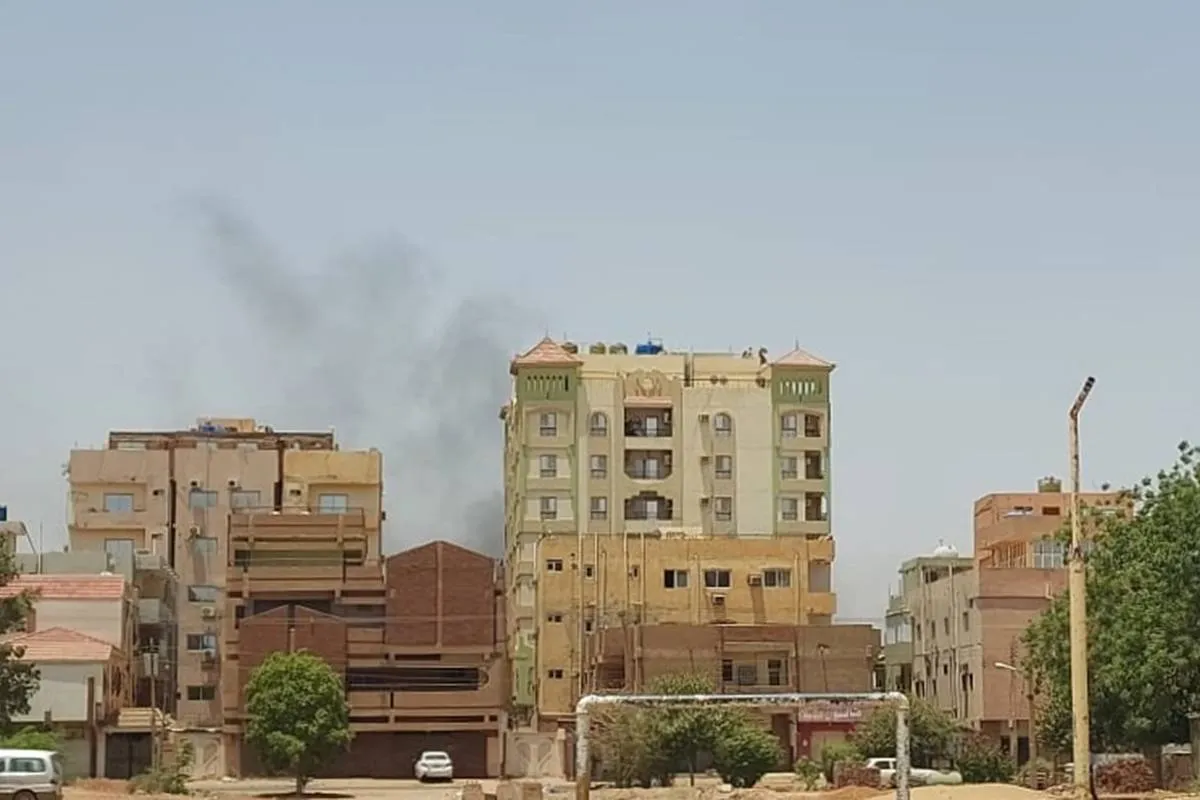 Confrontos em Cartum, capital do Sudão, em 15 de abril de 2023 [Mahmoud Hjaj/Agência Anadolu]