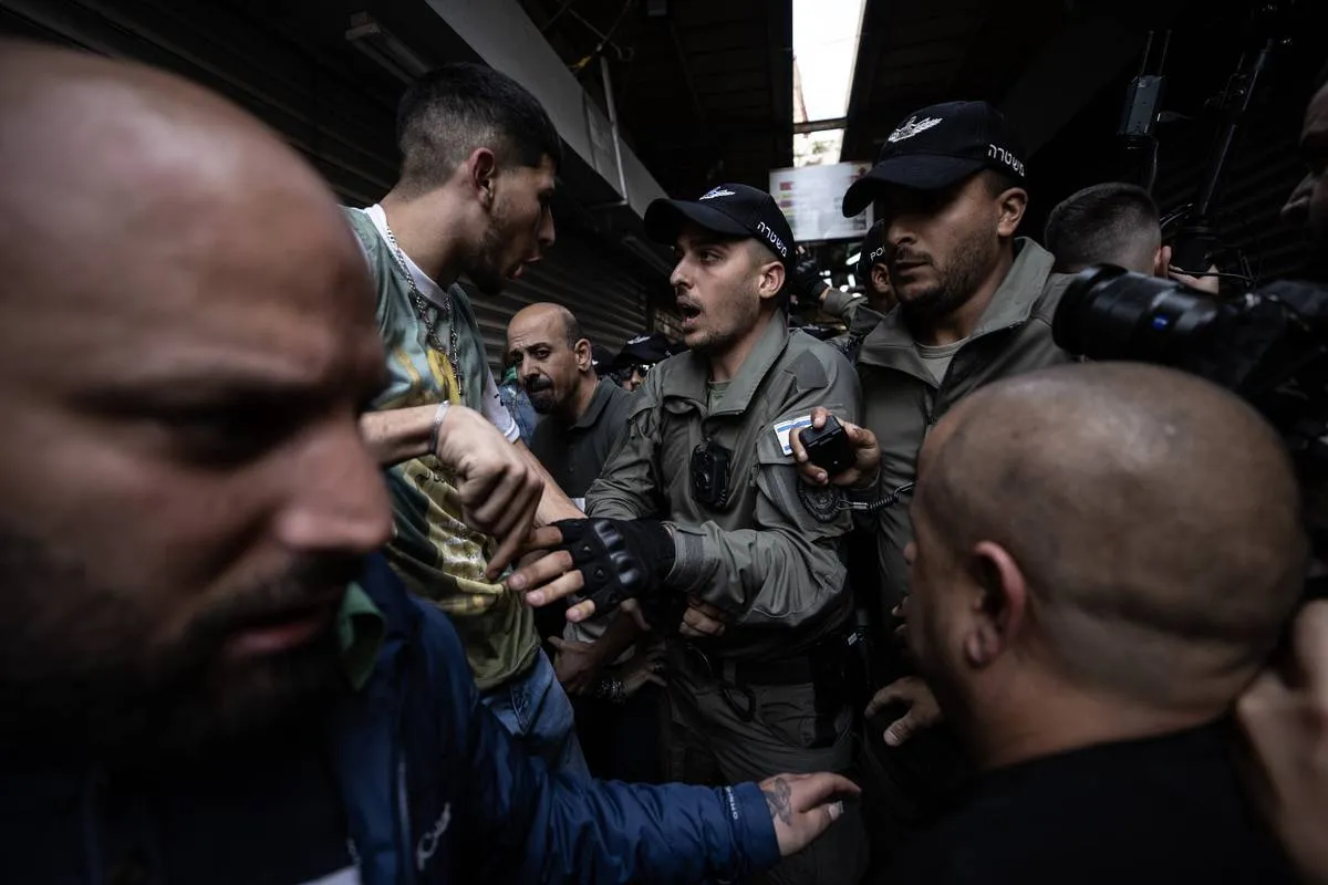 Soldados israelenses bloqueiam acesso à Igreja do Santo Sepulcro, em Jerusalém ocupada, em 15 de abril de 2023 [Mostafa Alkharouf/Agência Anadolu]
