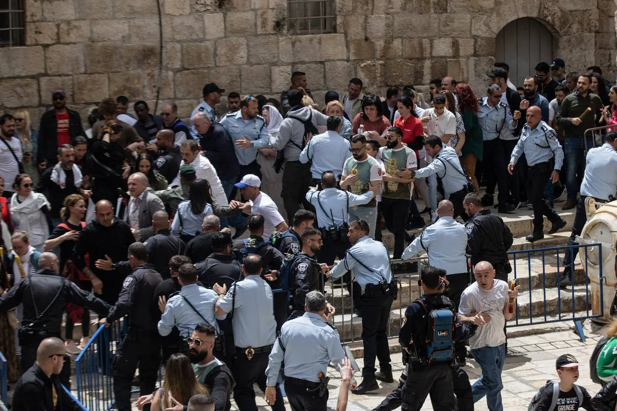 Forças israelenses bloqueiam entrada da Igreja do Santo Sepulcro, em Jerusalém ocupada, em 15 de abril de 2023 [Mostafa Alkharouf/Agência Anadolu]
