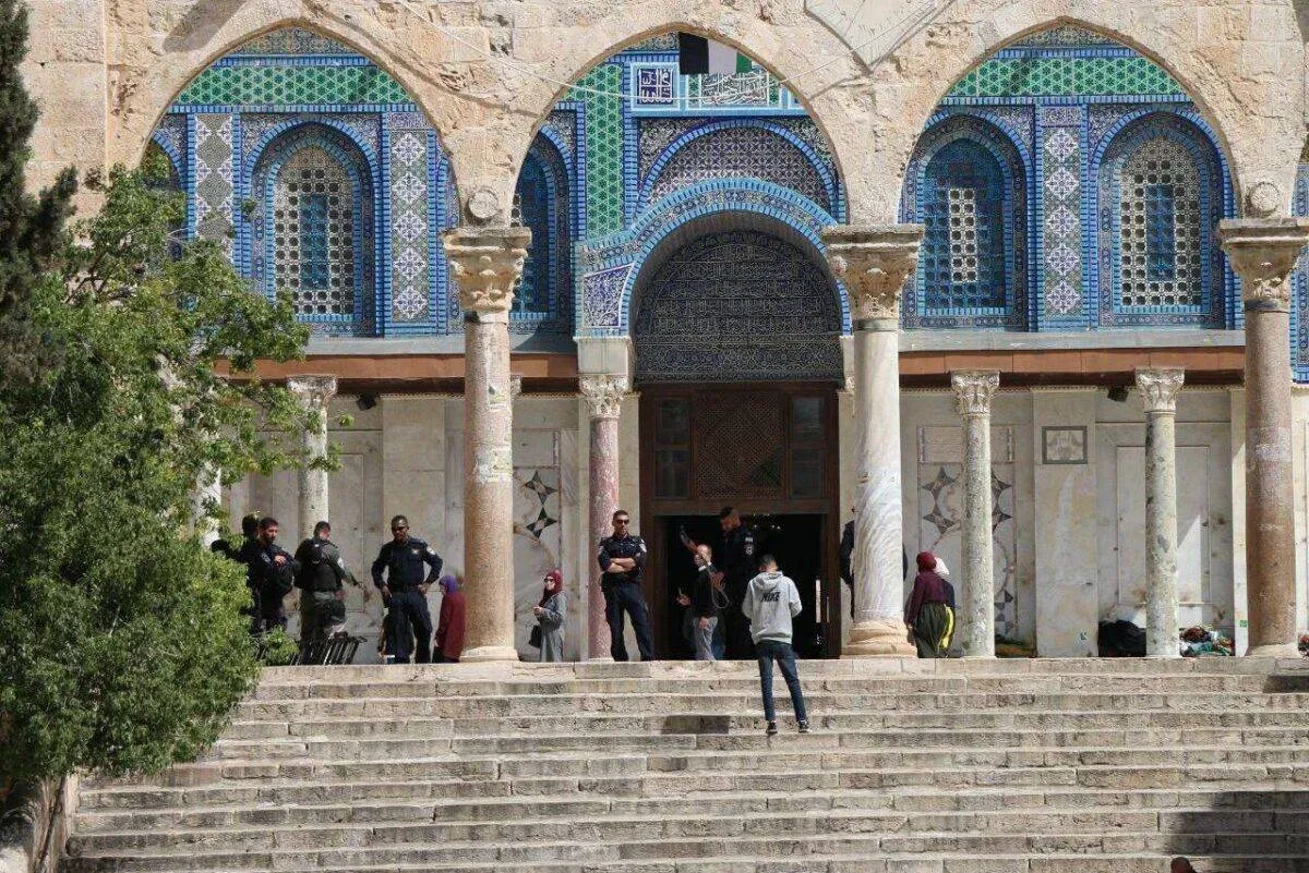 Forças israelenses invadem Al-Aqsa, removem bandeira palestina [Al-Qastal]