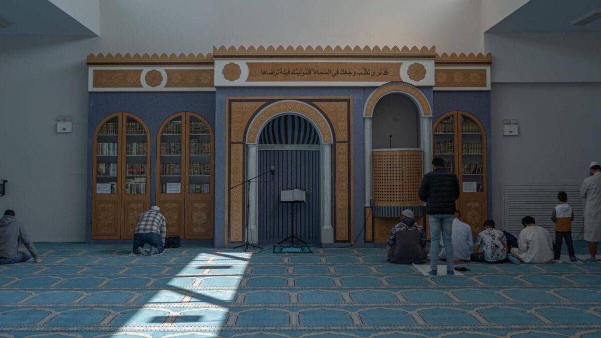 Fiéis reservam tempo para oração pessoal e reflexão na Mesquita Votanikos em Atenas [MEE/Nick Paleologos]
