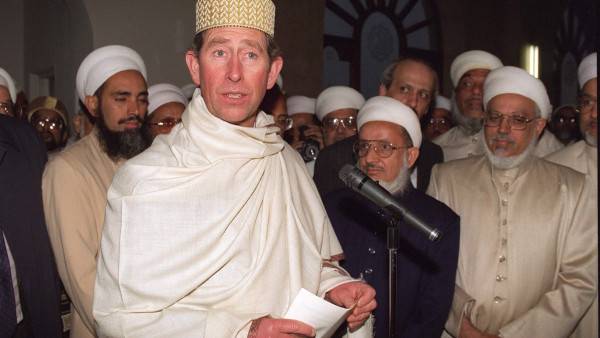 O rei Charles III, então príncipe, fazendo um discurso durante uma visita ao Mohammedi Park Masjid Complex em Northolt, Inglaterra, em 19 de março de 1996. [New Arab, Getty Images]
