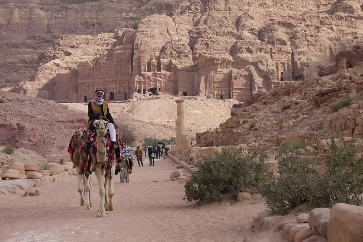 A Cidade Rosa de Petra é uma das novas Sete Maravilhas do Mundo. Entalhada nas montanhas de arenito vermelho do sul da Jordânia, designada patrimônio mundial. 