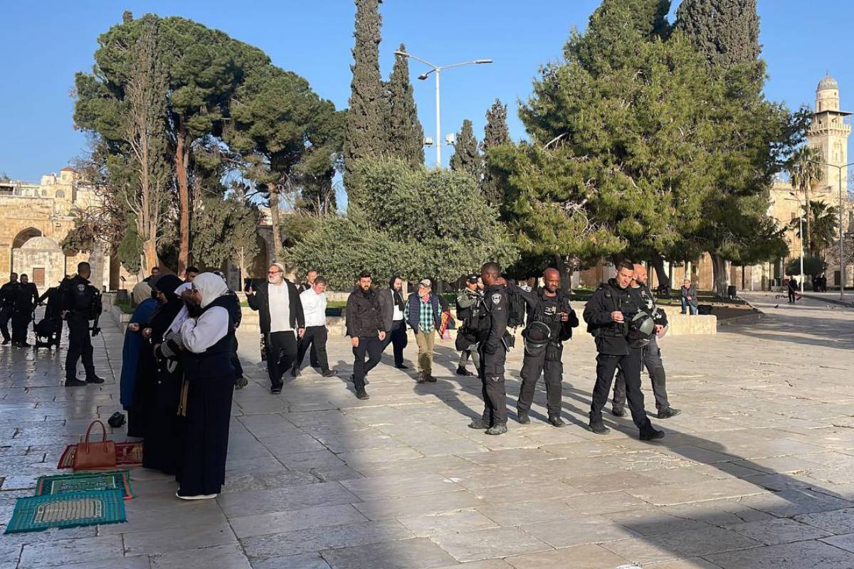 Colonos ilegais invadem o complexo da Mesquita Al-Aqsa protegidos pelas forças de ocupação israelenses durante o feriado da Páscoa, enquanto palestinos recebem orações na Jerusalém Oriental ocupadas em 05 de abril de 2023 [Enes Canli/ Agência Anadolu]
