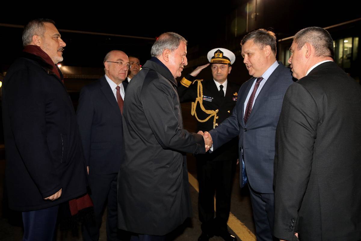 Ministro da Defesa da Turquia Hulusi Akar (terceiro à esquerda) e seu chefe de inteligência, Hakan Fidan (à esquerda), são recebidos pelo embaixador turco em Moscou, Mehmet Samsar (segundo à esquerda), no Aeroporto Internacional de Vnukovo, na capital russa, em 24 de abril de 2023 [Ministério de Defesa da Turquia/Agência Anadolu]
