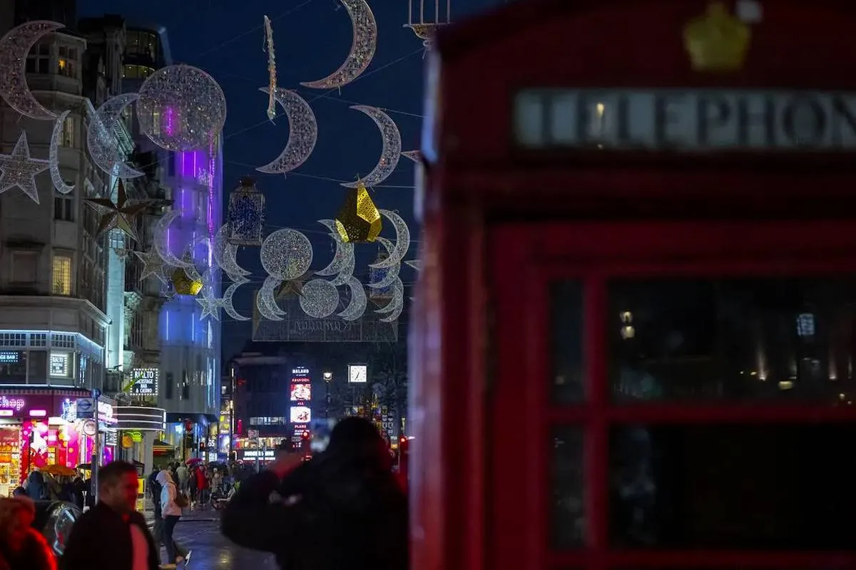 West End do centro de Londres foi enfeitado com luzes pela primeira vez para receber o Mês Sagrado do Ramadã